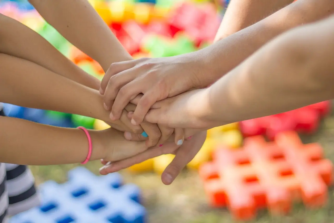 Zeiterfassung Kita Kindergarten hands gbcd0d0a05 1920.geaendert